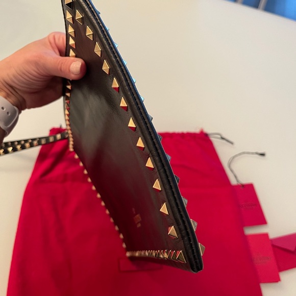 SOLD ❌Valentino Rockstud clutch w. gold hardware - Large - Picture 5 of 10